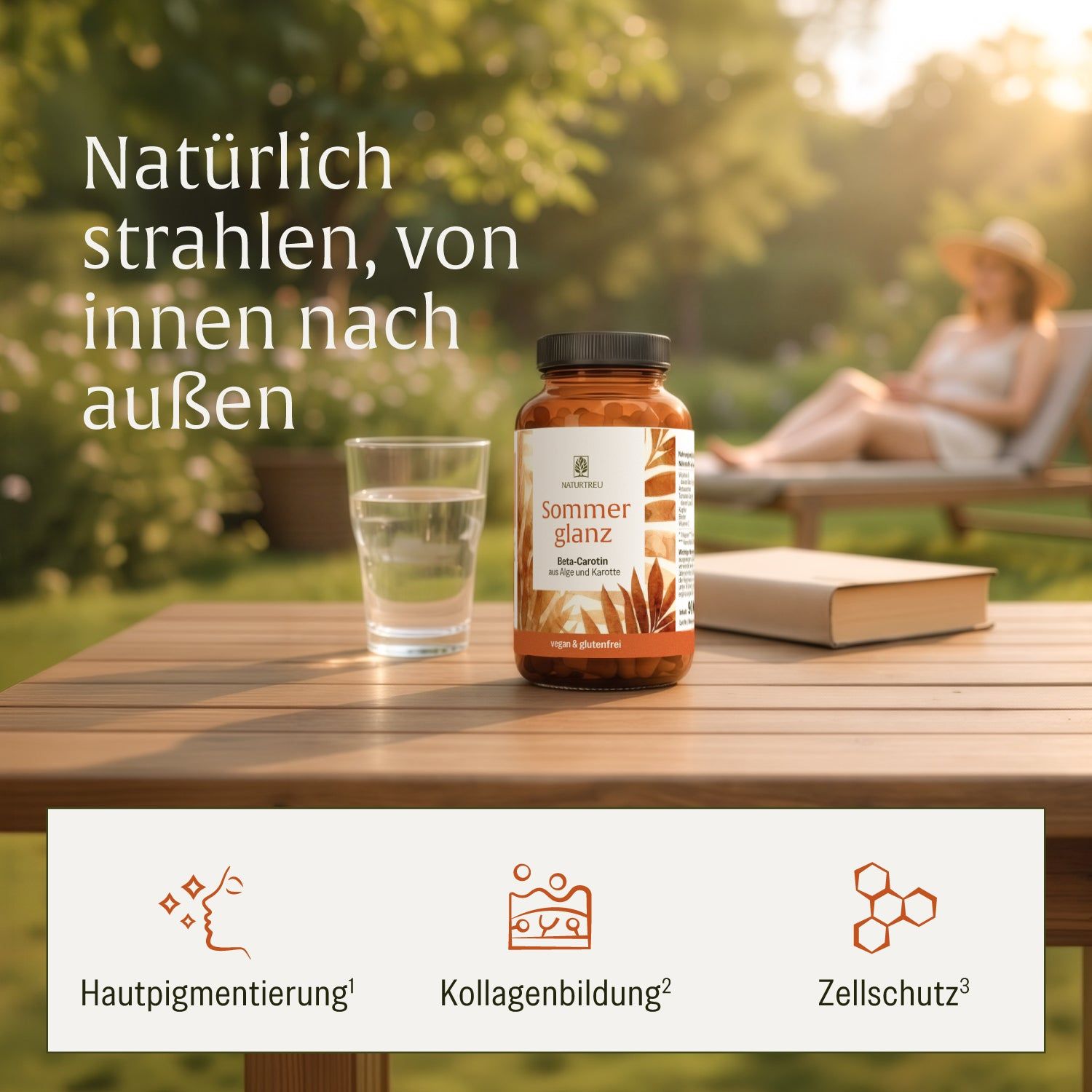 NATURTREU Sommerglanz Dose auf einem Holztisch im Freien, neben einem Glas Wasser und einem Buch.