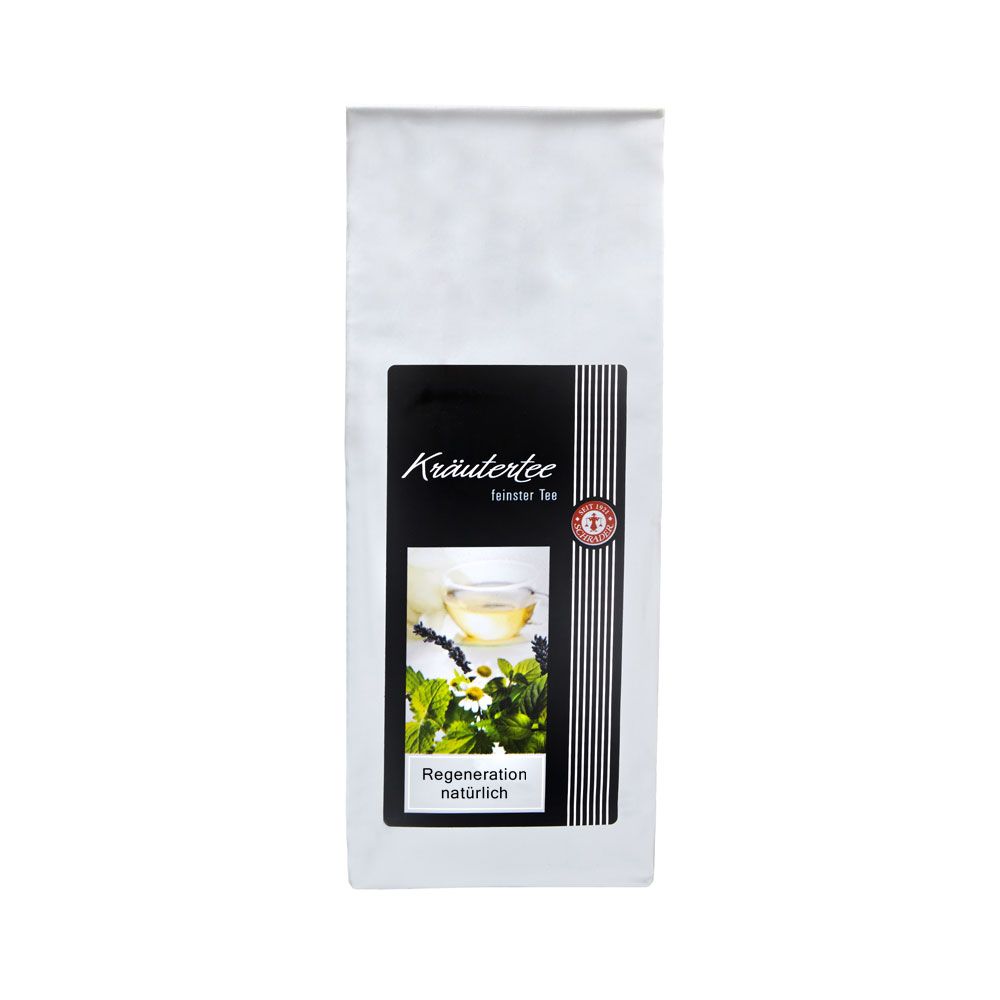 Weißer Beutel mit schwarzem Etikett. Aufschrift Kräutertee, Regeneration natürlich. Abbildung einer Tasse Tee.