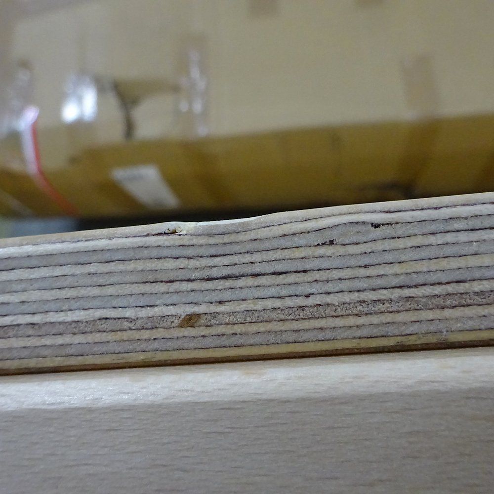 Detailansicht der Kante eines Holz-Turnwand-Elements mit Schichtaufbau.