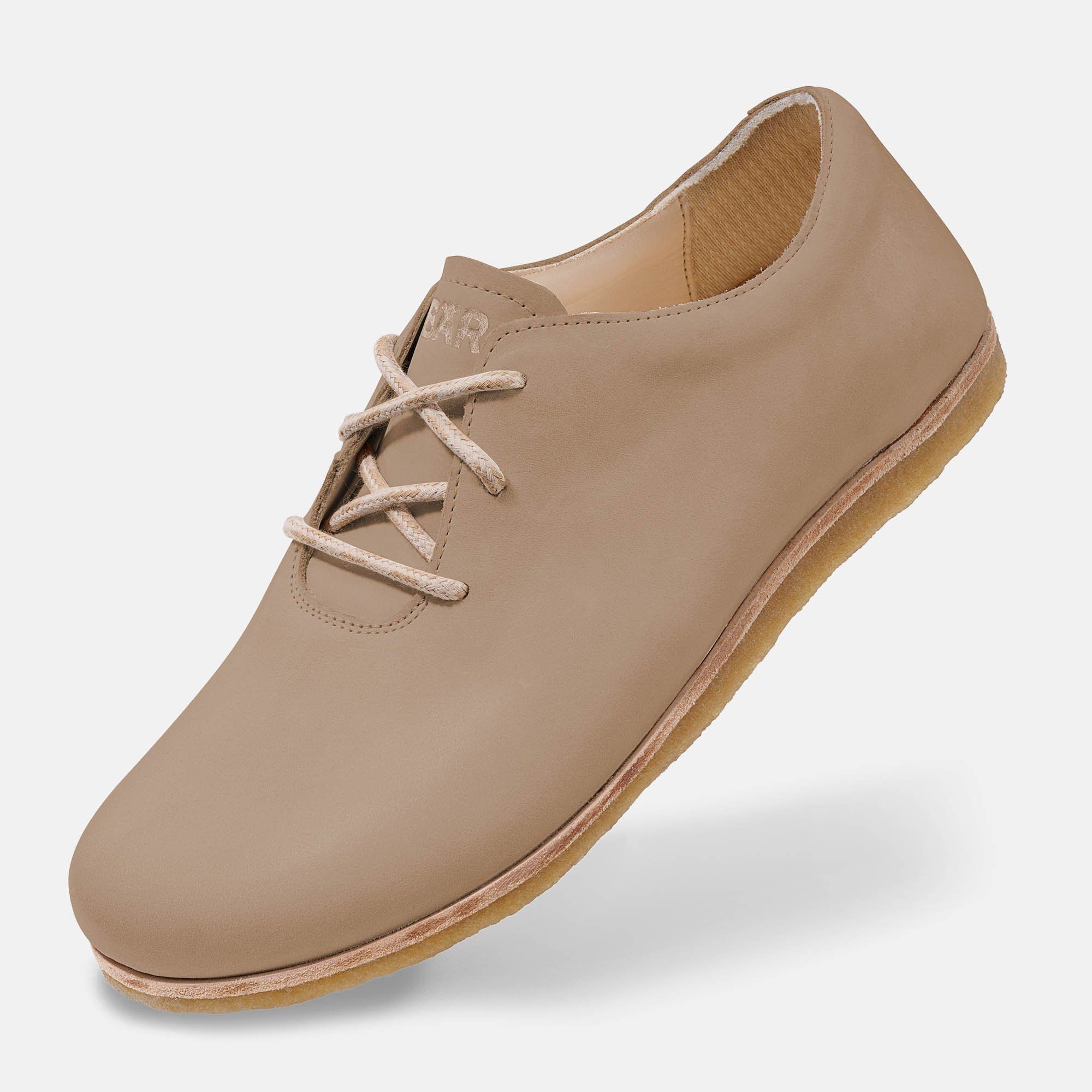 Beige Schnürschuh. BÄR-Logo auf der Zunge. Flache Sohle. Breite Passform.