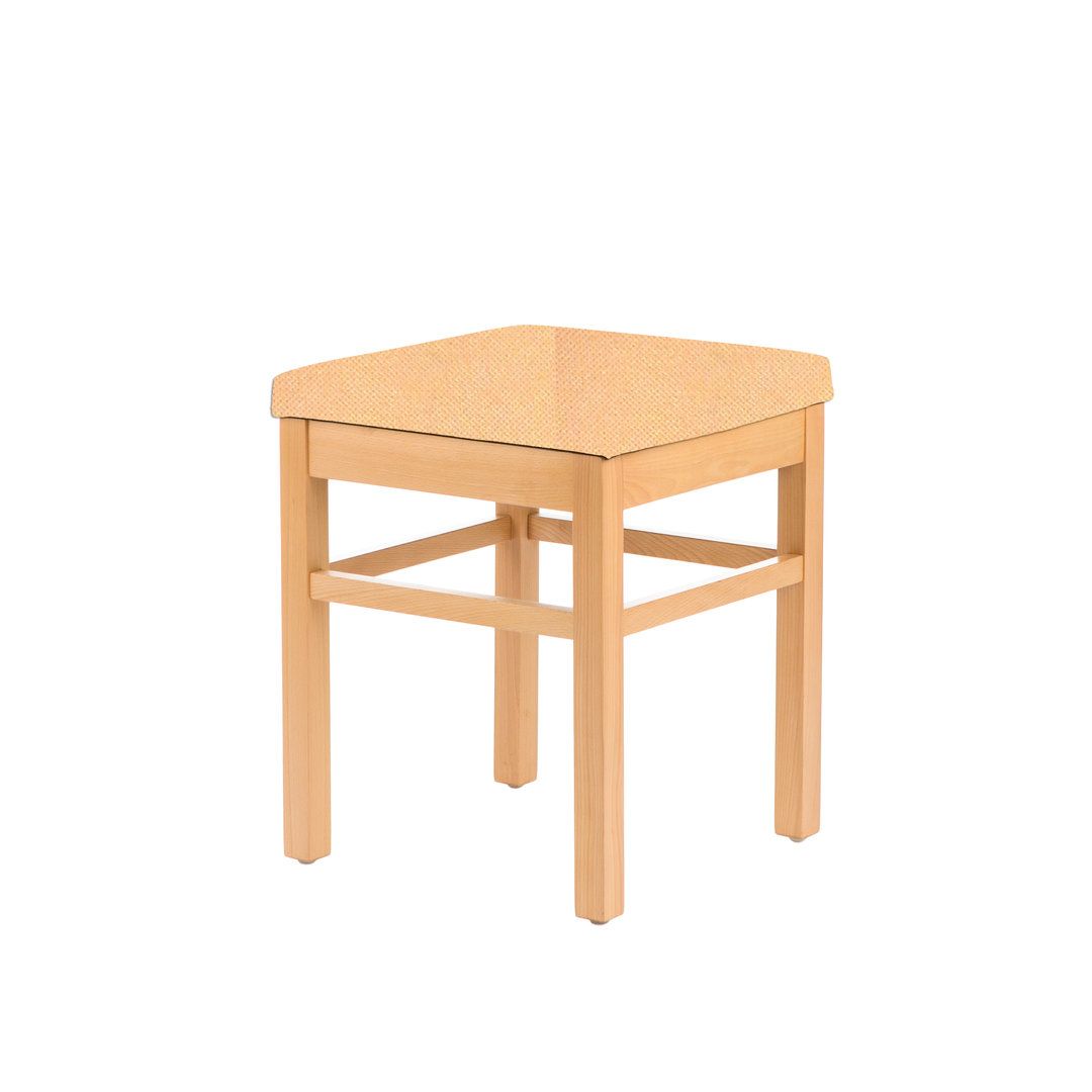 Sitzhocker für Seniorenstuhl. Holzrahmen, quadratische Sitzfläche mit hellem Muster.