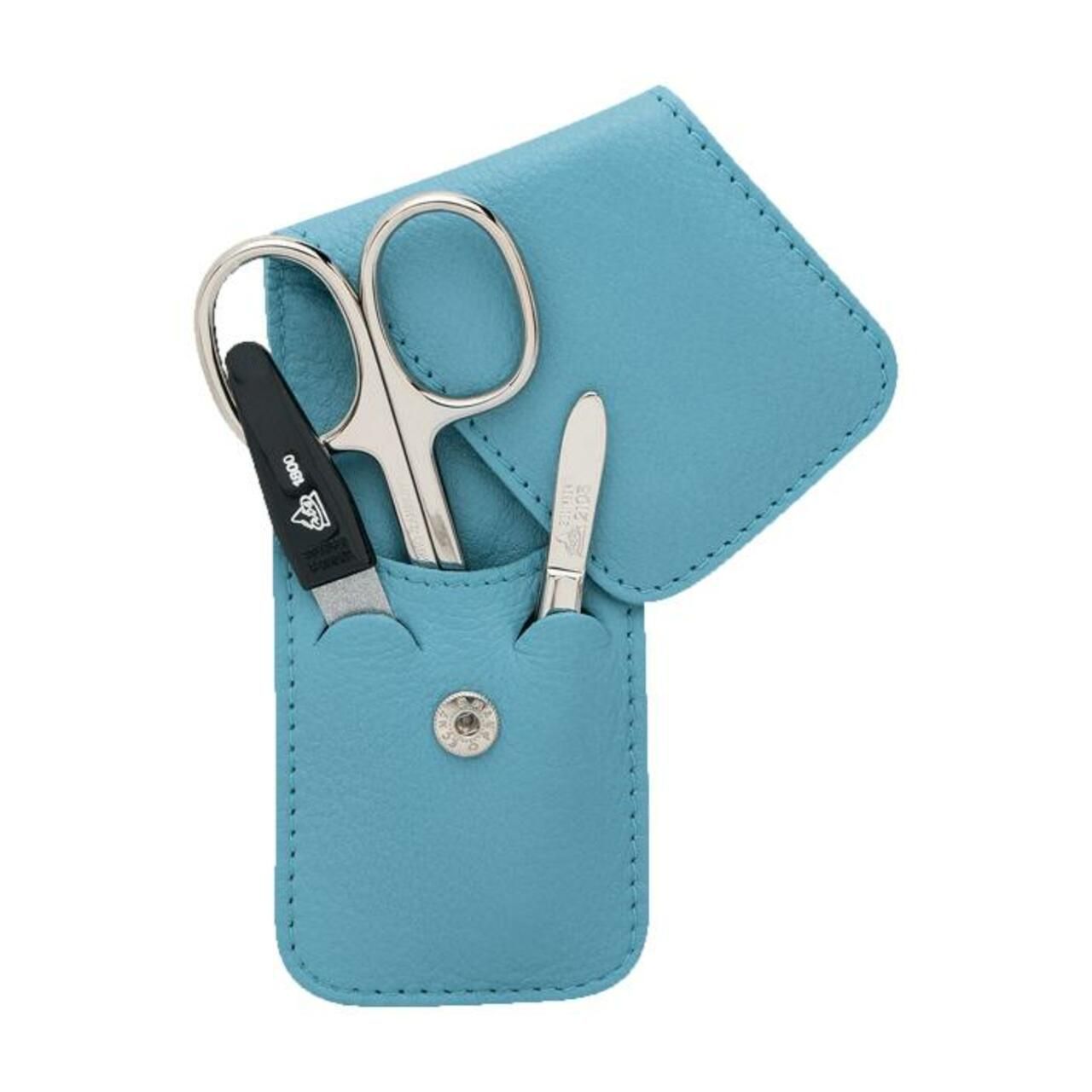 Hellblaues Etui mit Maniküre-Set. Enthält Nagelschere, Nagelfeile und Hufstäbchen. Etui mit Druckknopfverschluss.