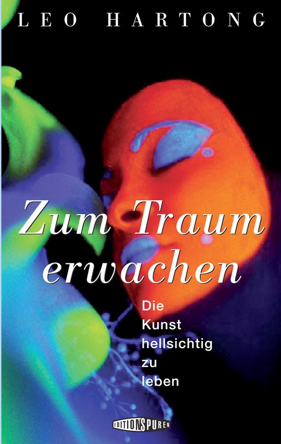 Buchcover mit Titel "Zum Traum erwachen". Gesicht mit orangefarbener Beleuchtung. Autor: Leo Hartong. Verlag: Editions Puren.