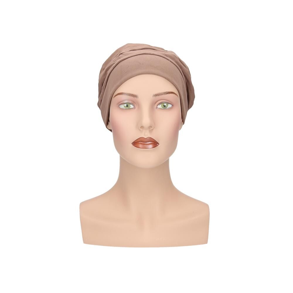 Beigefarbener Turban auf einer Schaufensterpuppe. Frontansicht.