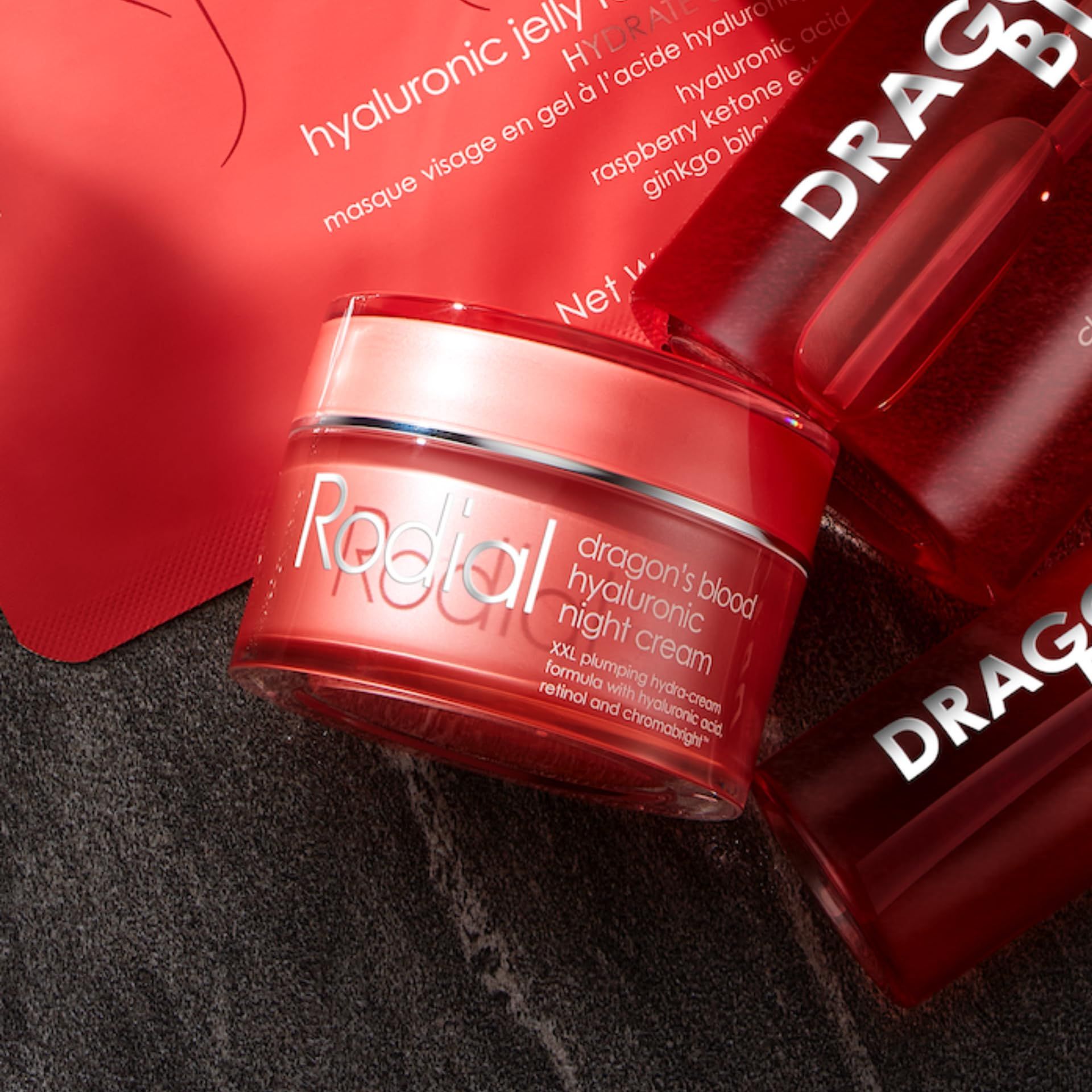 Rote Creme-Dose, daneben weitere Produkte. Text: Dragon's Blood, Hyaluronic Night Cream, Rodial.