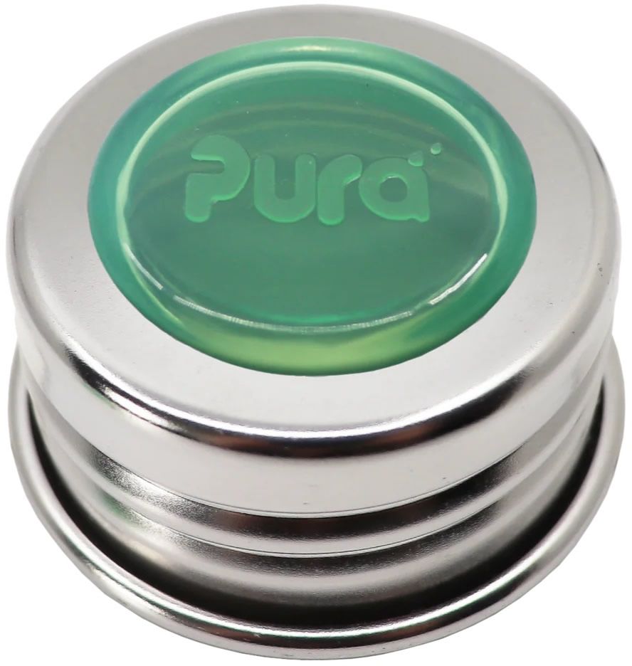 Edelstahl-Deckel mit grünem Silikon-Einsatz. Der Einsatz trägt den Markennamen "Pura".