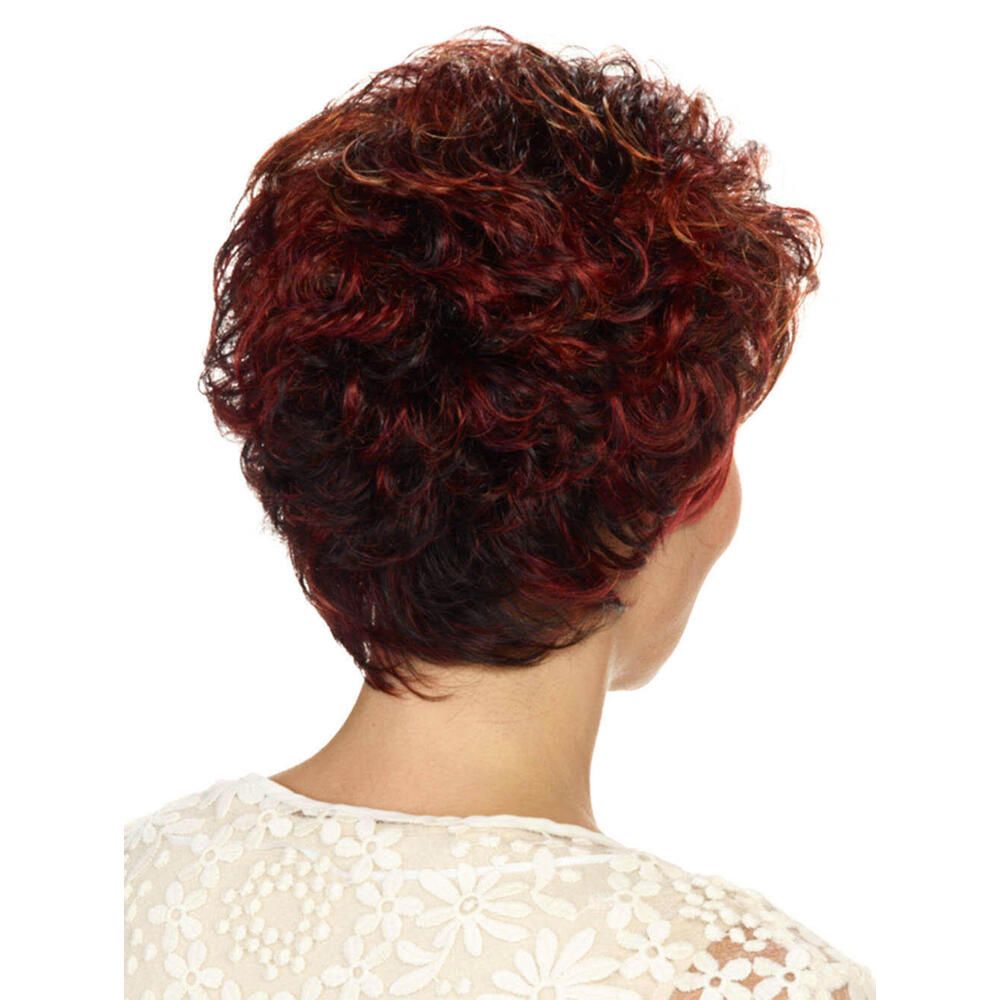 Rückansicht einer rotbraunen, gewellten Kurzhaarperücke. Frau mit weißem Oberteil.