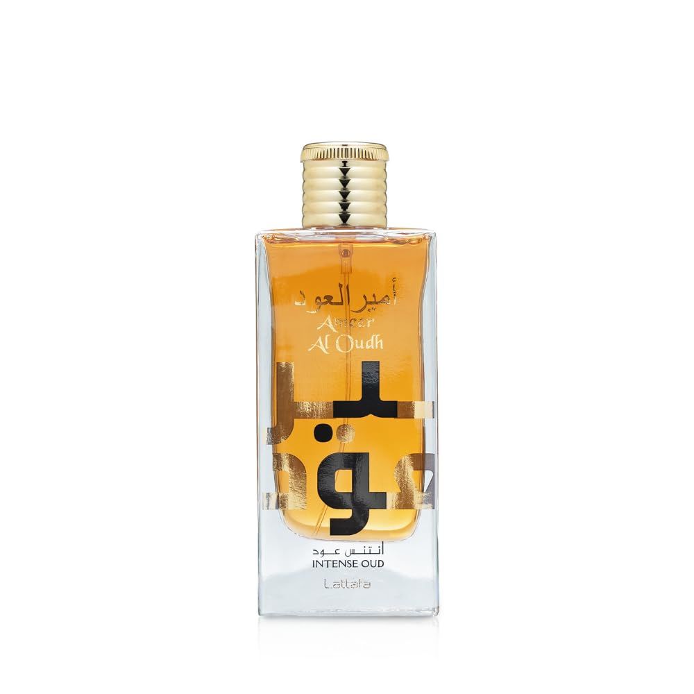 Rechteckige Glasflasche mit goldfarbenem Verschluss. Aufschrift: Ameer Al Oudh Intense Oud. Klarer Hintergrund.