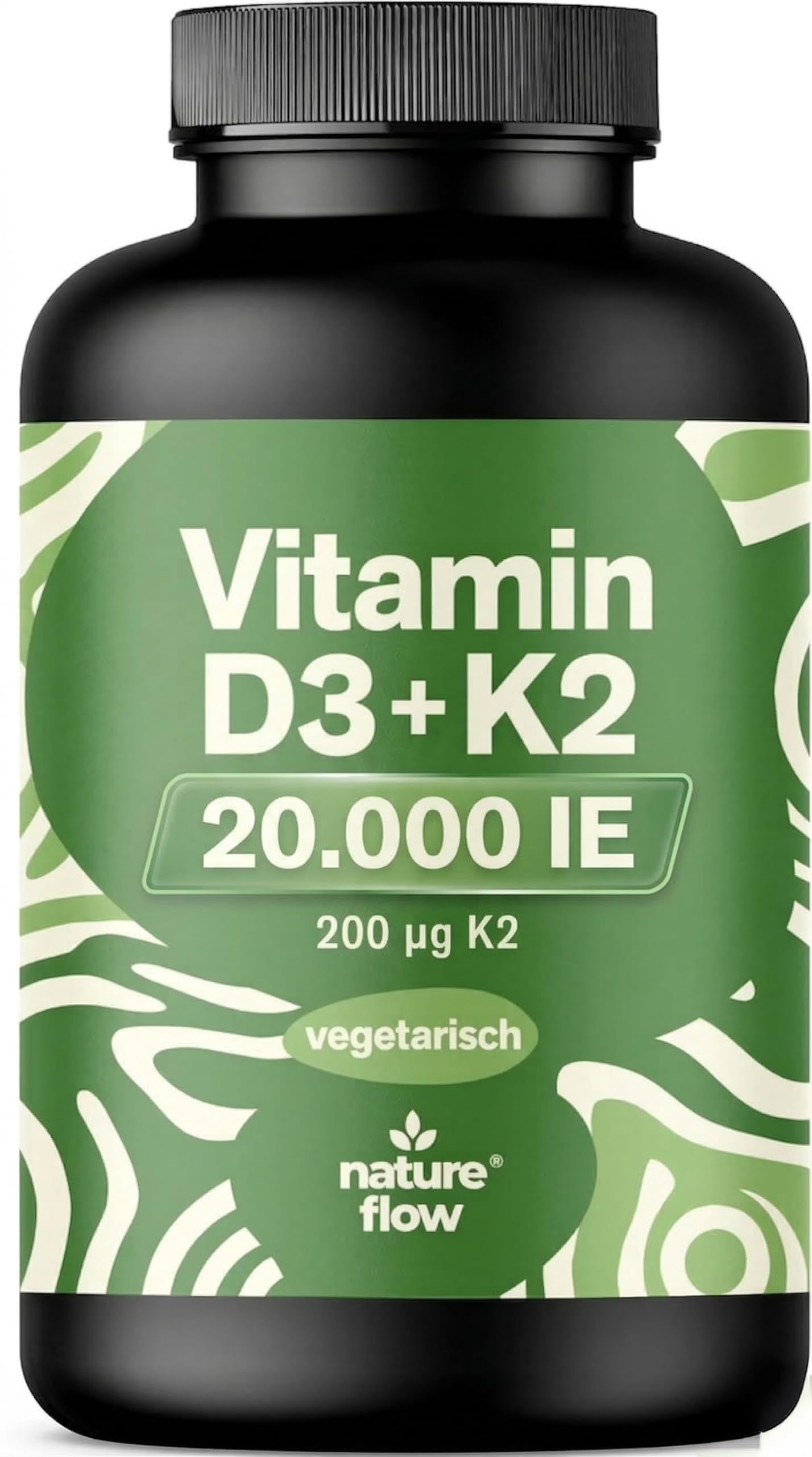 Schwarze Flasche mit grünem Etikett. Aufschrift: Vitamin D3+K2, 20.000 IE, vegetarisch. Marke: nature flow.