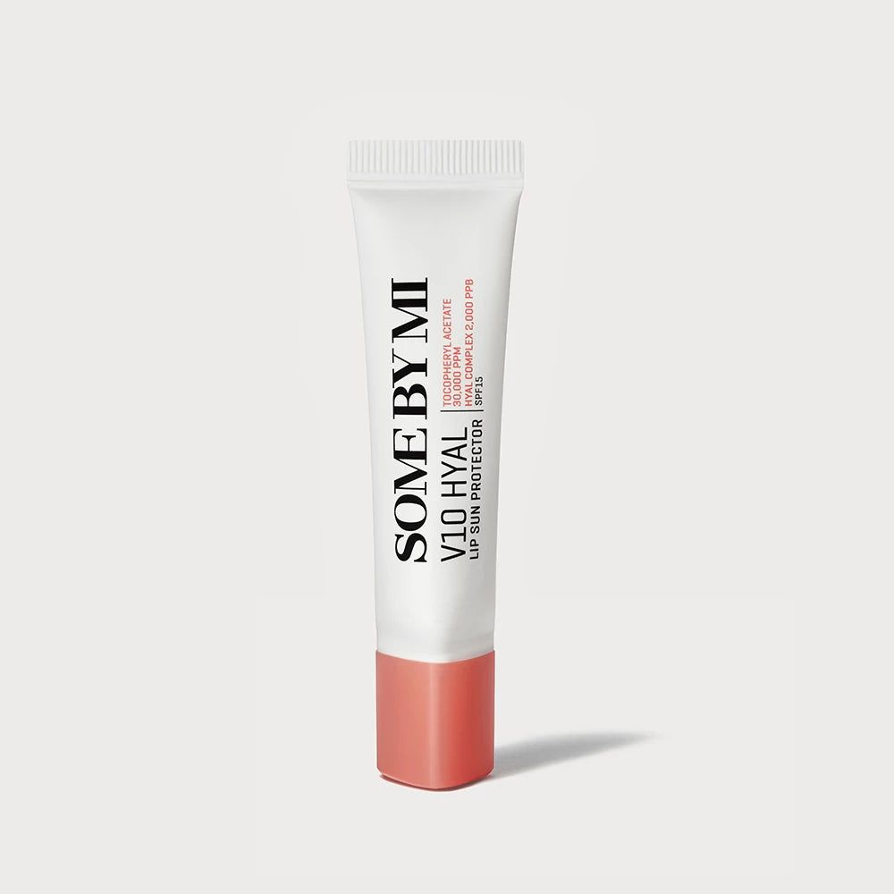 Tube Lippenbalsam, weiß mit rosa Kappe. Aufschrift: SOME BY MI V10 HYAL Lip Sun Protector SPF15.
