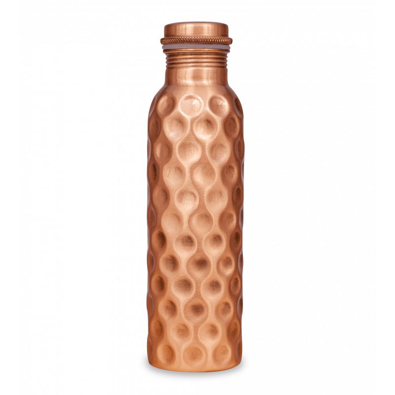 Kupfer Trinkflasche mit Diamantmuster. Zylindrische Form, Schraubverschluss. Kupferfarbenes Metall.
