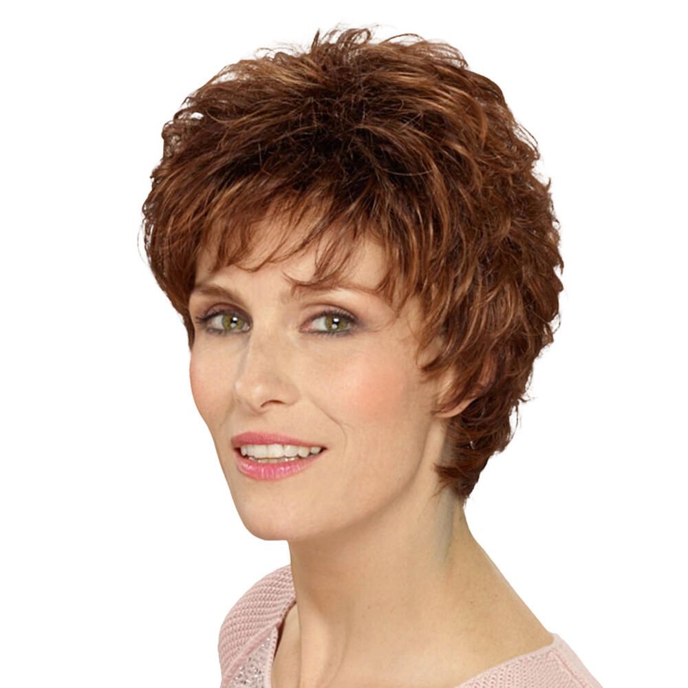 Kurzhaarperücke in Zimtbraun. Frau mit Perücke, Blick zur Seite. Gewellte, kurze Haare. Rosa Oberteil.