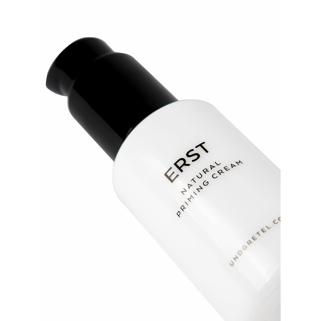Nahaufnahme einer weißen Flasche mit schwarzem Pumpkopf. Aufschrift: ERST Natural Priming Cream. Unterhalb: undgretel.com.