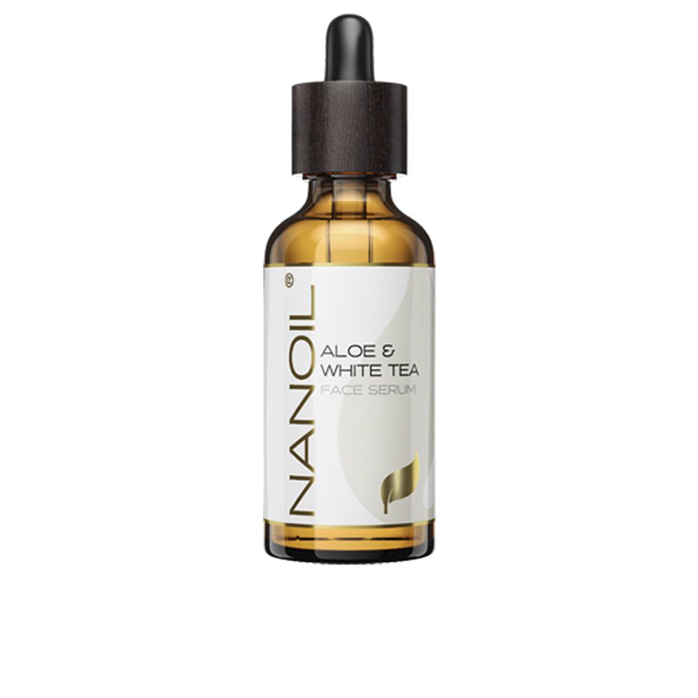 Braune Glasflasche mit Pipette. Aufschrift: NANOIL Aloe & White Tea Face Serum. Weißes Etikett mit goldenem Logo.