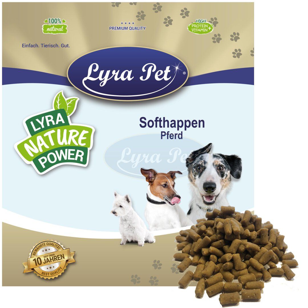 Beutel mit Lyra Pet Softhappen Pferd. Abbildung von Hunden und Futterpellets. Logos: Lyra Pet, Lyra Nature Power, Premium Qualität.