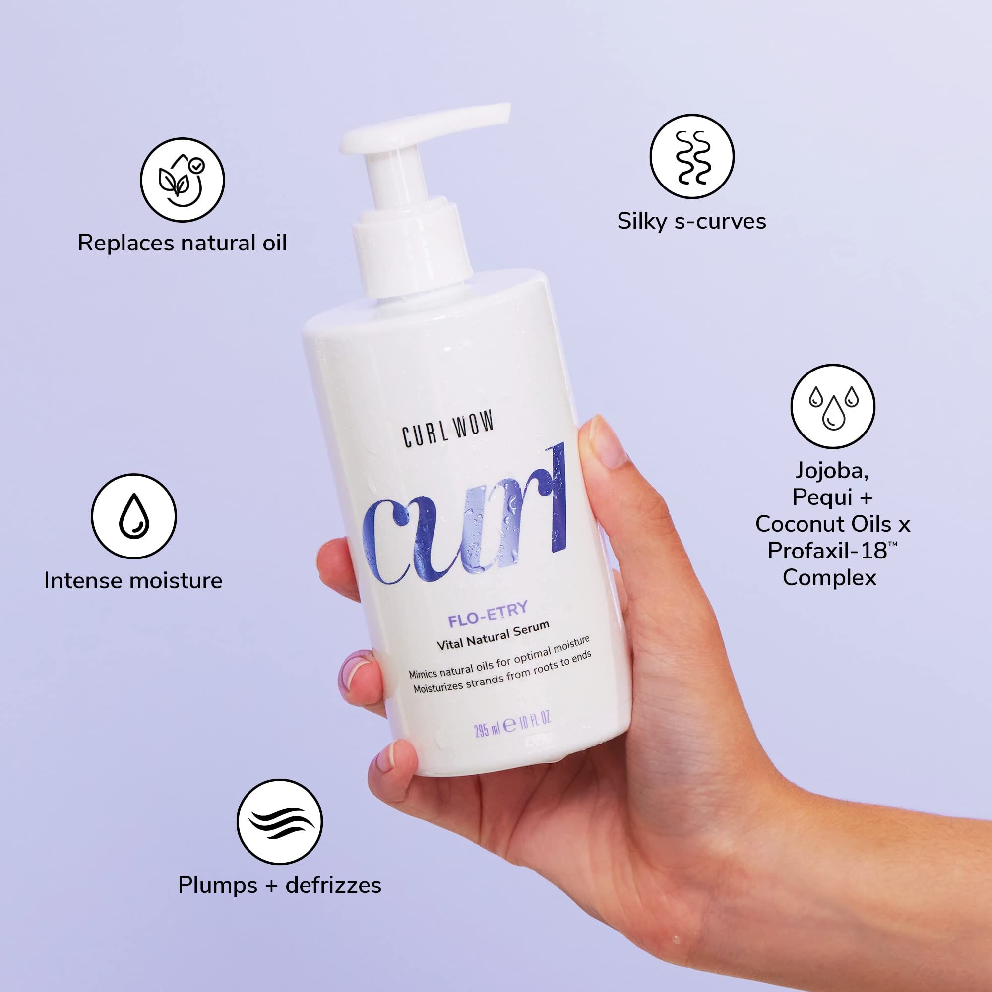 Weiße Flasche mit Pumpe, gehalten von einer Hand. Aufschrift: CURL WOW, curl, FLO-ETRY, Vital Natural Serum. Symbole und Text.