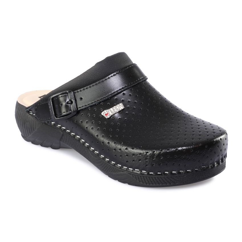 Schwarze Leder-Pantolette mit Perforationen. Schnalle am Riemen. LEON-Logo. Weiße Naht.