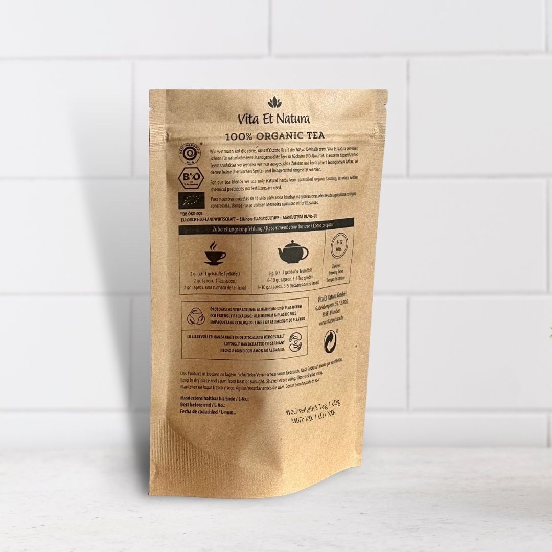 Braune Teebeutel-Rückseite mit Text. Oben: Vita Et Natura, 100% Organic Tea. Bio-Siegel. Text über Zubereitung und Inhaltsstoffe.