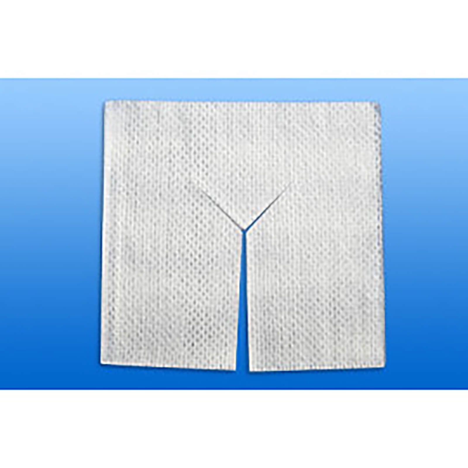 Weiße, quadratische Schlitzkompresse aus Vliesstoff. Mit zentralem Schlitz. Auf blauem Hintergrund.