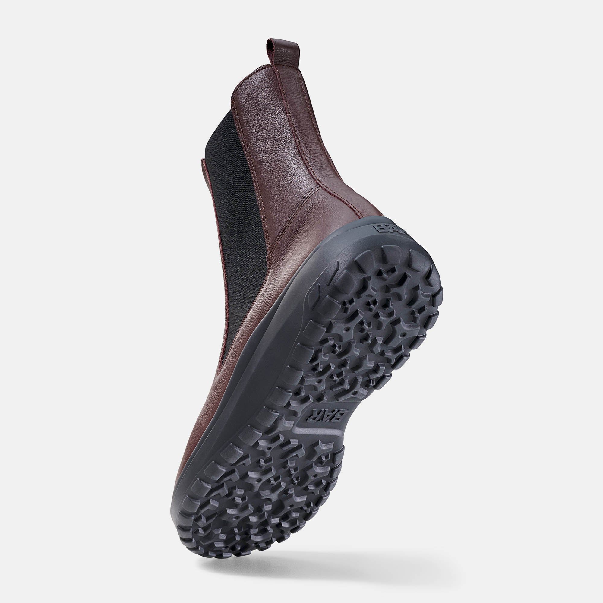 Braune Stiefelette mit schwarzer Sohle. Profilansicht der Sohle. Grobes Profil.