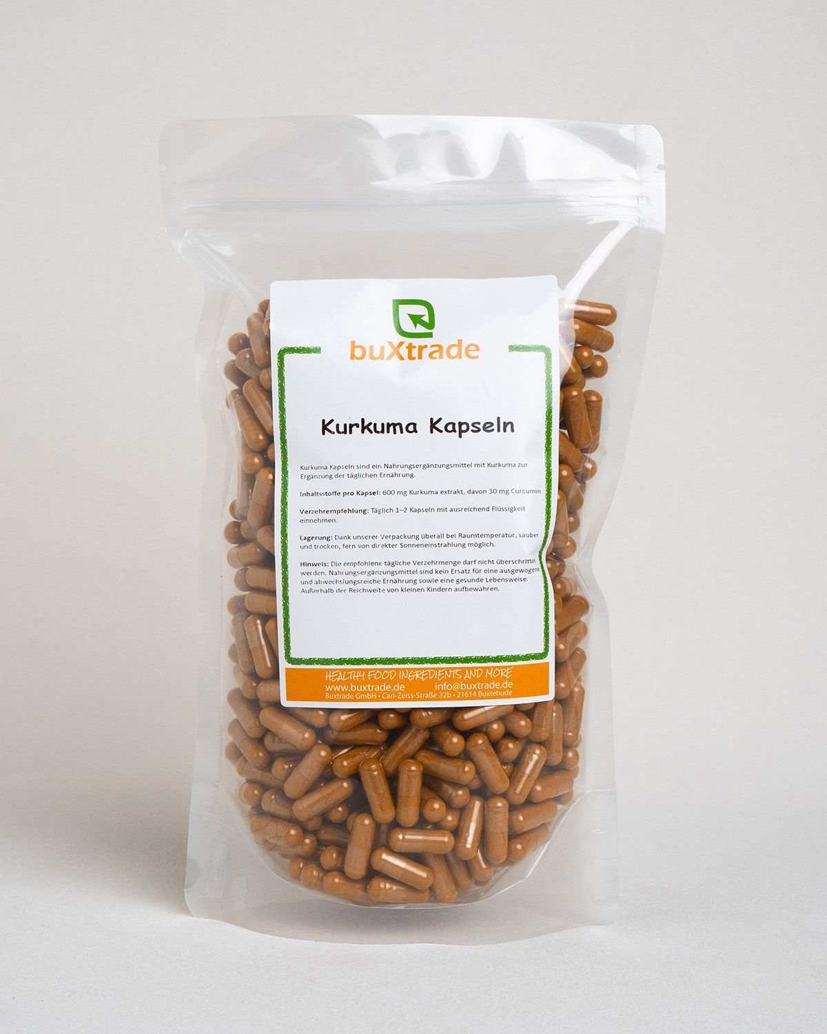 Ein Beutel mit Kurkuma-Kapseln und einem Etikett mit Produktinformationen.