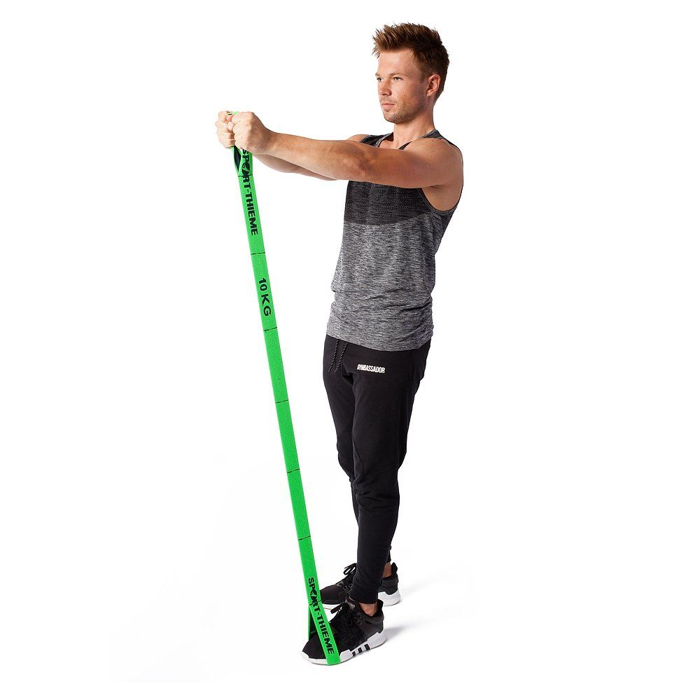 Grünes Sport-Thieme Elastikband, 10 kg, wird von einer Person gehalten. Der Mann steht aufrecht und zieht das Band nach vorne.