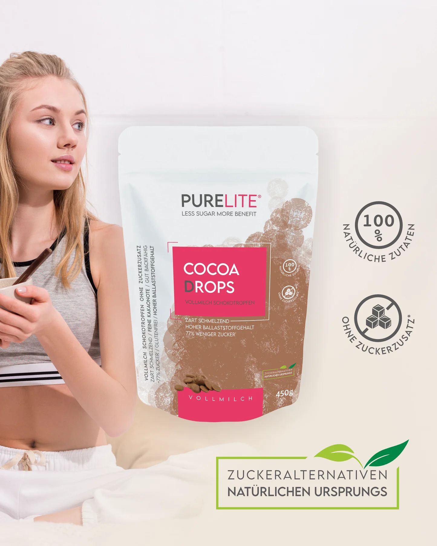 Frau mit Beutel Cocoa Drops. Aufdruck "COCOA DROPS" und "VOLLMILCH". 100% natürliche Zutaten und ohne Zuckerzusatz.