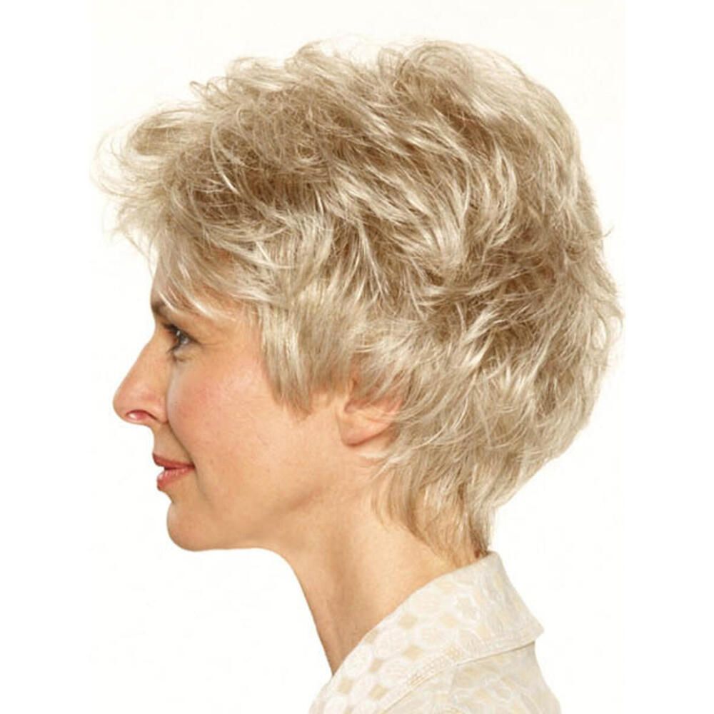 Kurzhaarperücke in Blond. Seitenansicht einer Frau mit Perücke. Helles Oberteil. Weißer Hintergrund.