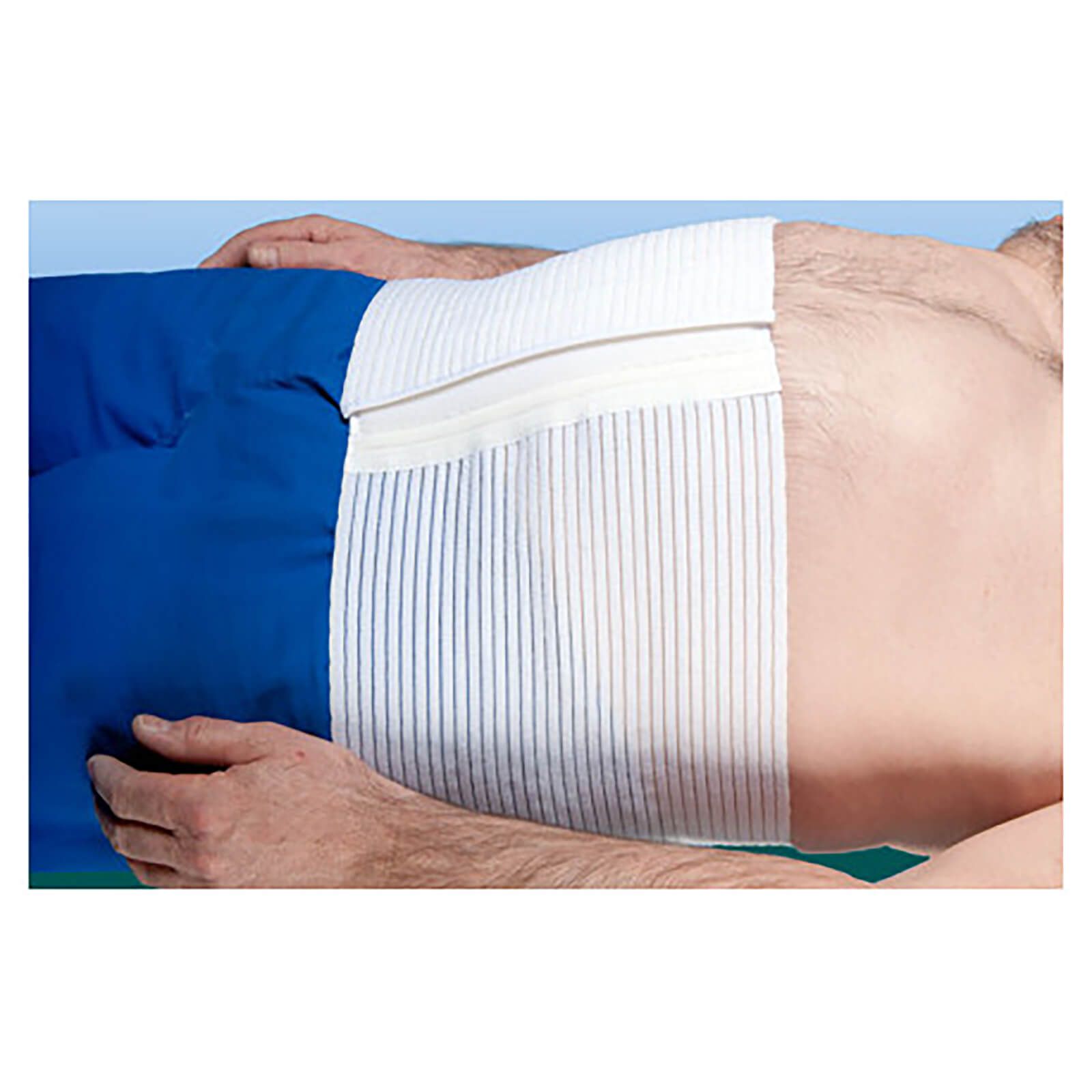 Abdominalverband, weiß, am Körper. Der Verband ist mit vertikalen Streifen versehen und wird am Rücken getragen.