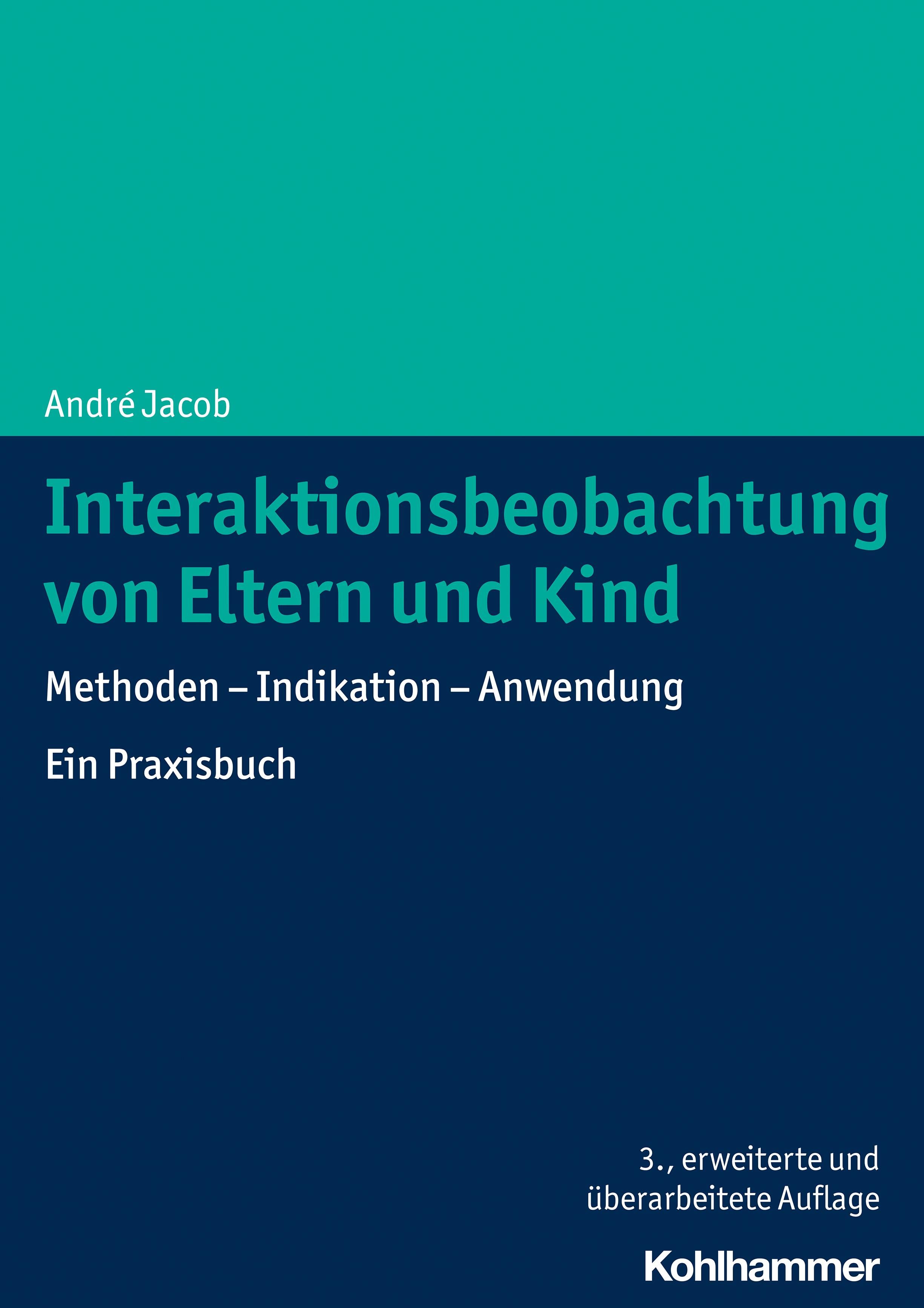 Buchcover: Interaktionsbeobachtung von Eltern und Kind. Autor: André Jacob. Verlag Kohlhammer. Titel in Türkis auf blauem Grund.