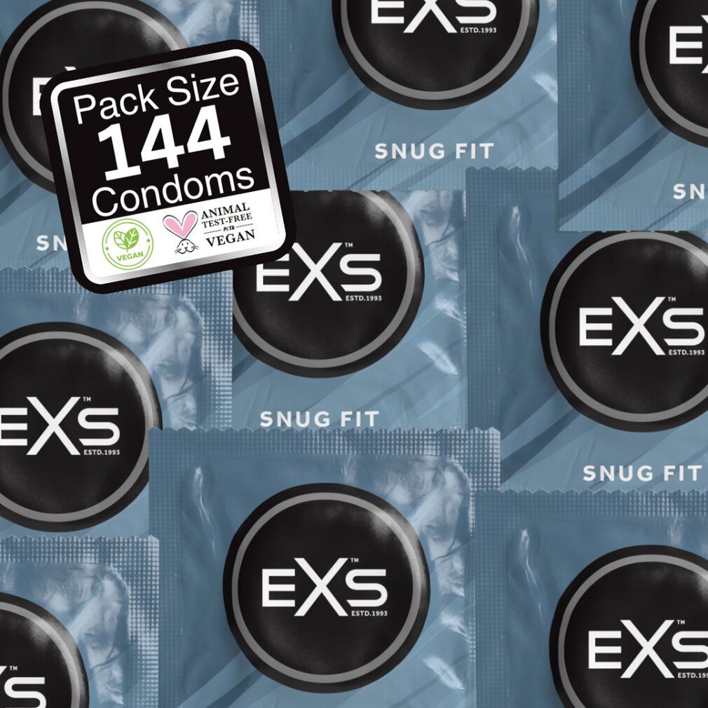 Nahaufnahme von EXS Snug Fit Kondom-Packungen.
