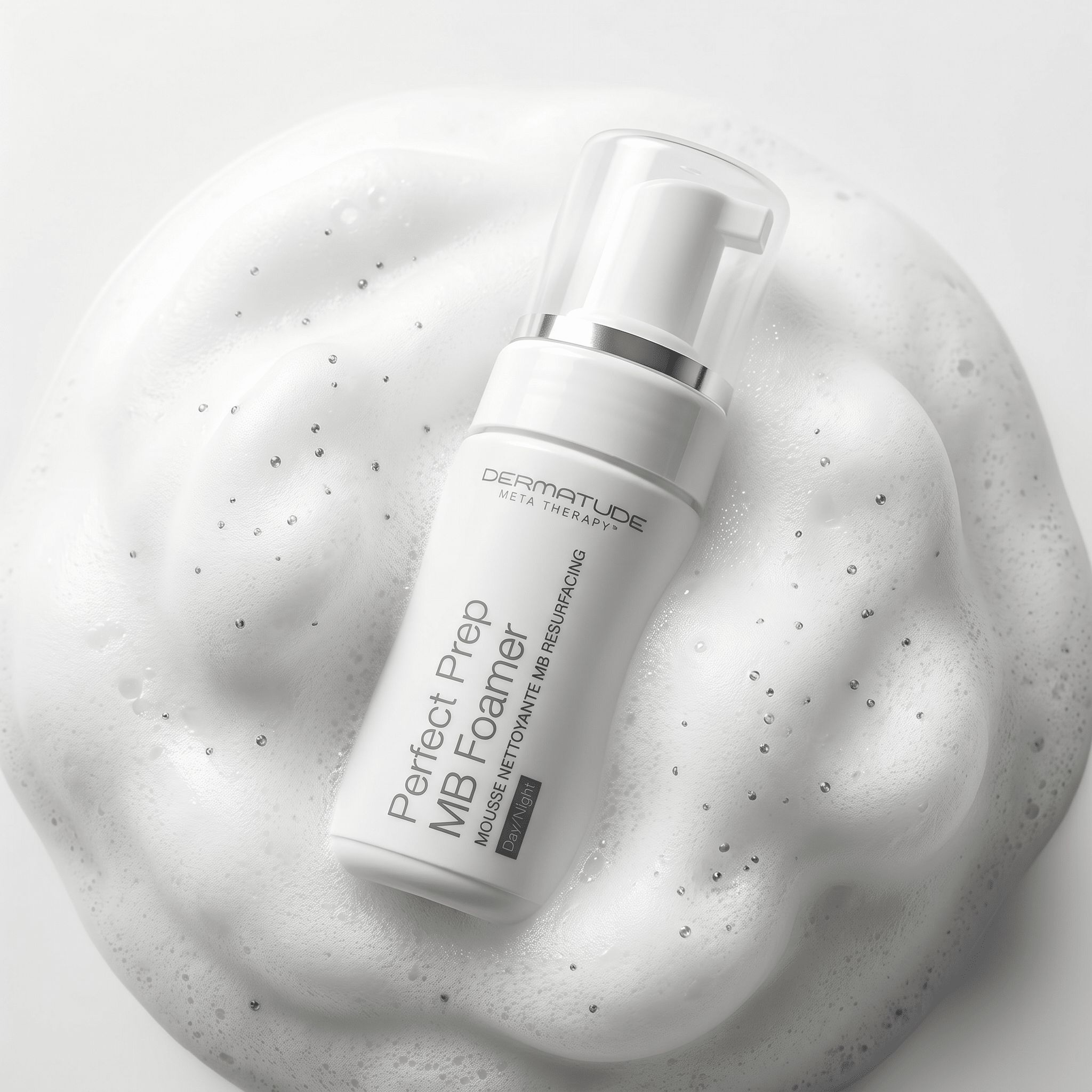 Weiße Flasche mit Pumpspender, gefüllt mit weißem Schaum. Beschriftung: Perfect Prep MB Foamer.