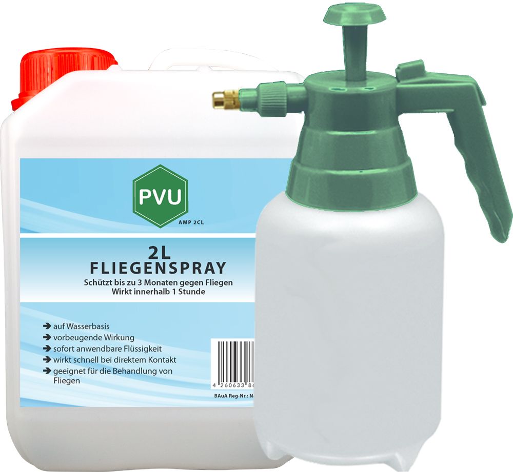 Zwei weiße Sprühflaschen. Eine große mit rotem Deckel und Aufschrift "PVU 2L Fliegenspray". Daneben eine kleinere grüne Sprühflasche.
