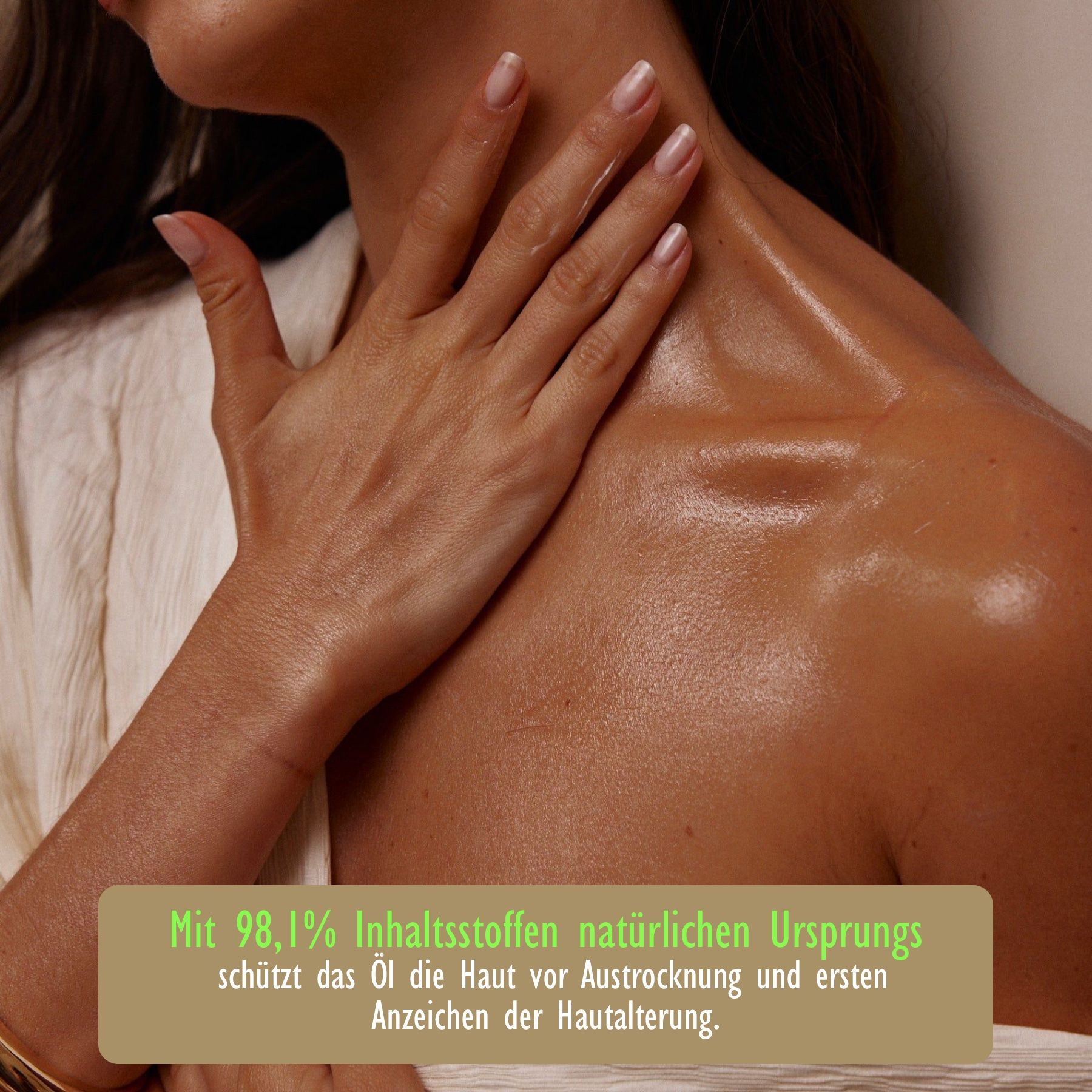 Frau mit geölter Haut. Fokus auf Hals und Schulter. Text: Mit 98,1% Inhaltsstoffen natürlichen Ursprungs schützt das Öl die Haut vor Austrocknung.