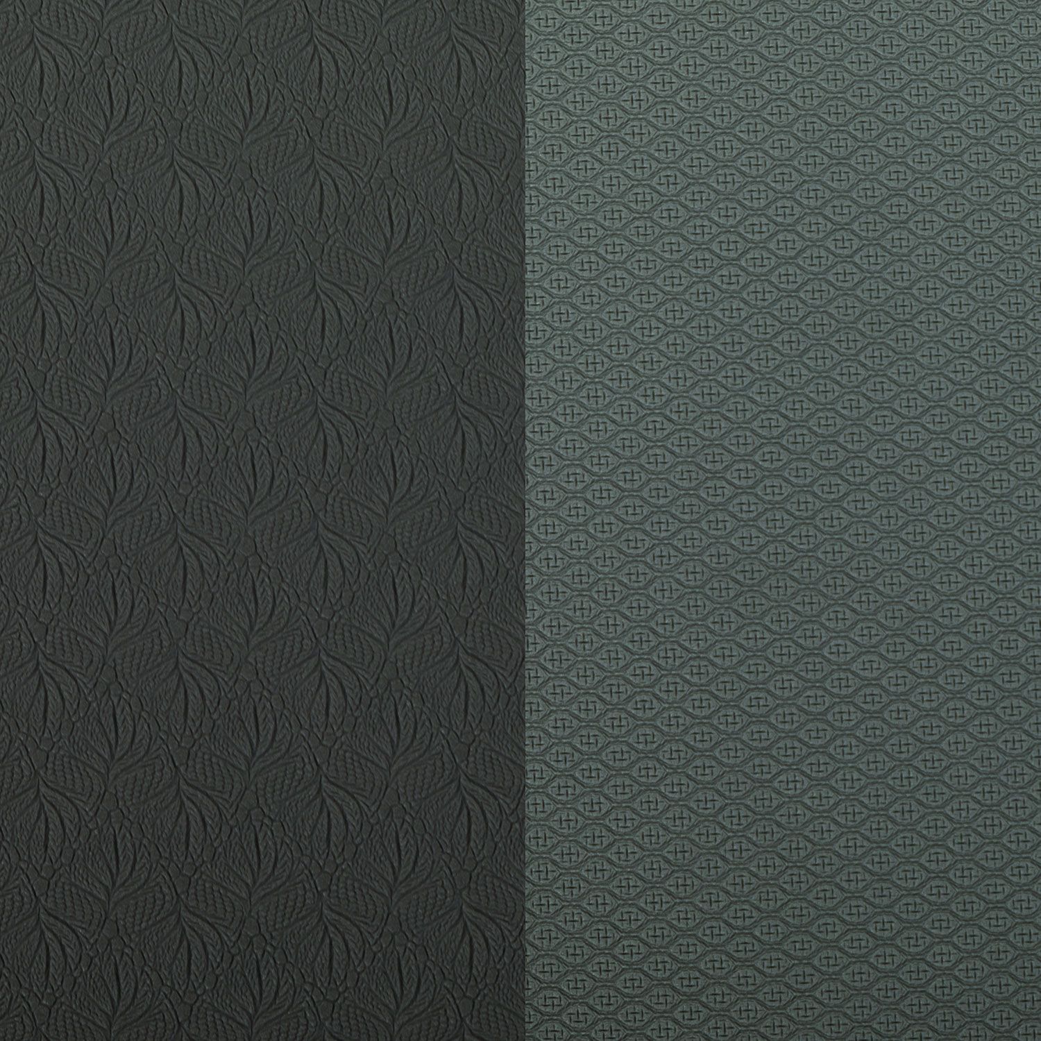 Zwei Texturen der Yogamatte: anthrazitfarben mit Blattmuster und graues geometrisches Muster.
