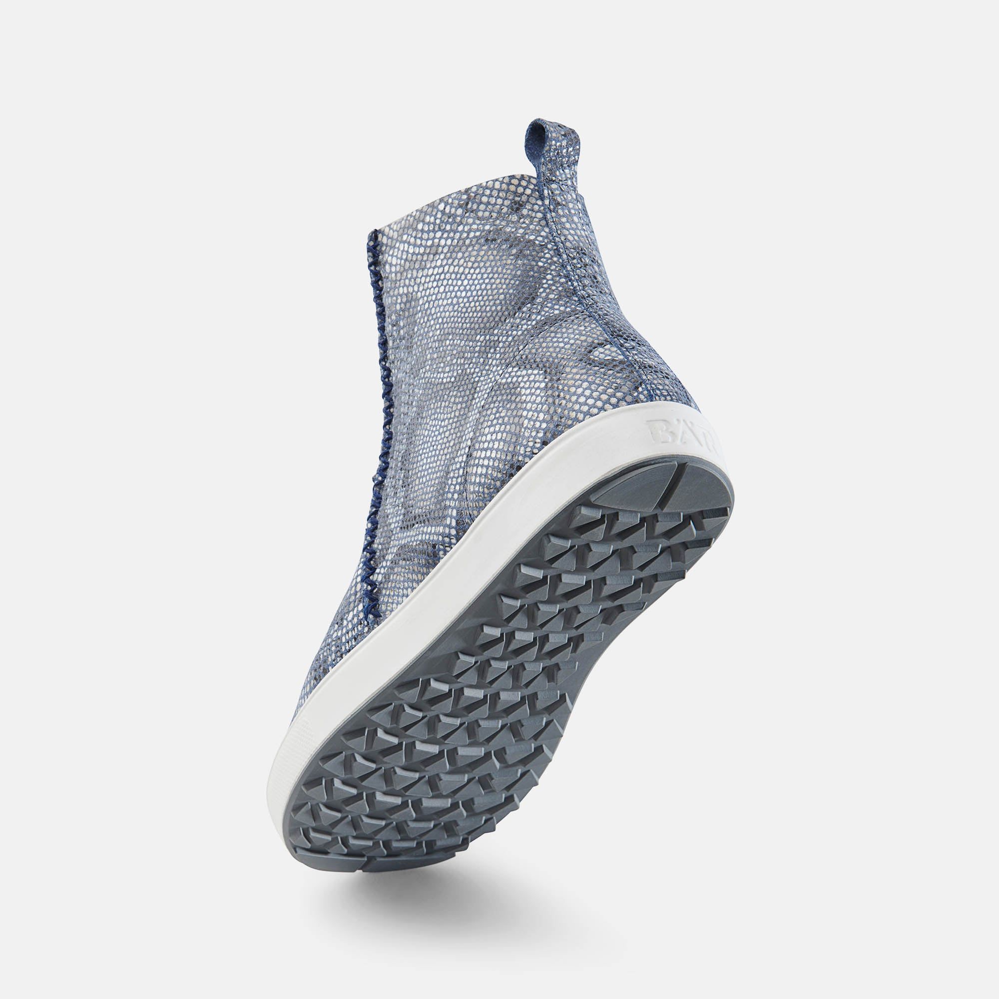 Stiefelette mit Schlangenmuster, blau-grau. Graue Sohle, Profil. Schuh von unten, leicht schräg.