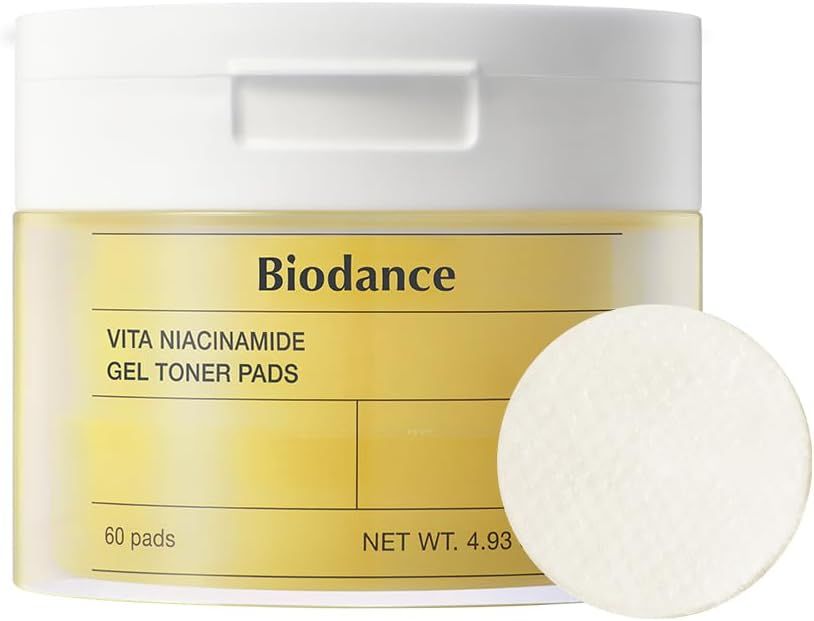 Behälter mit gelbem Toner und Wattepad. Aufschrift: Biodance, Vita Niacinamide Gel Toner Pads. 60 Pads, Netto-Gewicht 4.93.