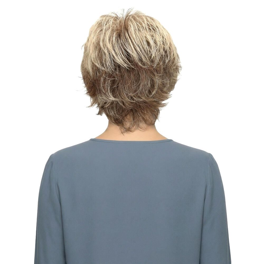 Rückansicht einer Frau mit Perücke Luka von Lofty. Kurzes, blondes Haar. Trägt ein blaues Oberteil.