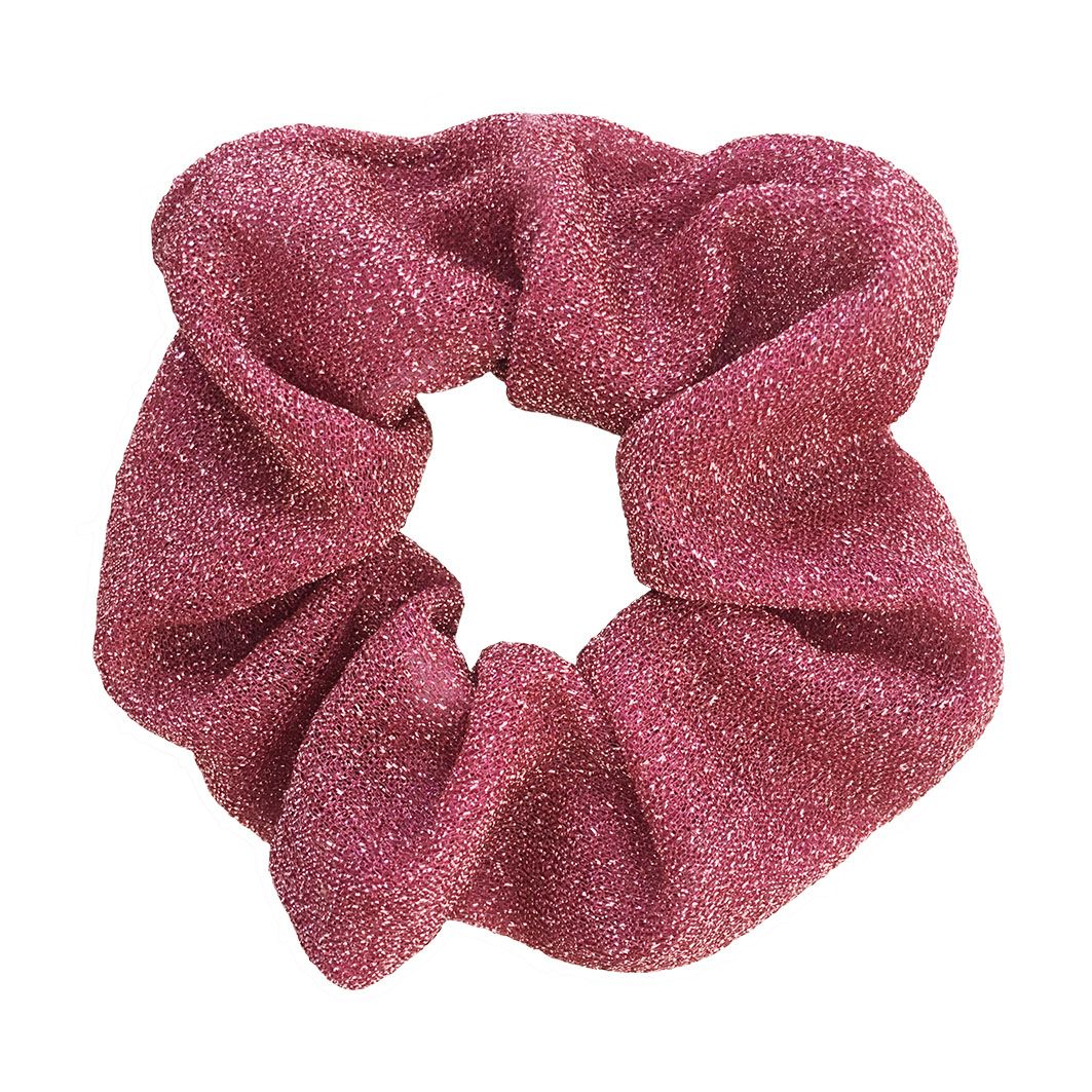 Rosafarbene Scrunchie mit Glitzereffekt. Rund, aus Stoff. Detailaufnahme, freigestellt.