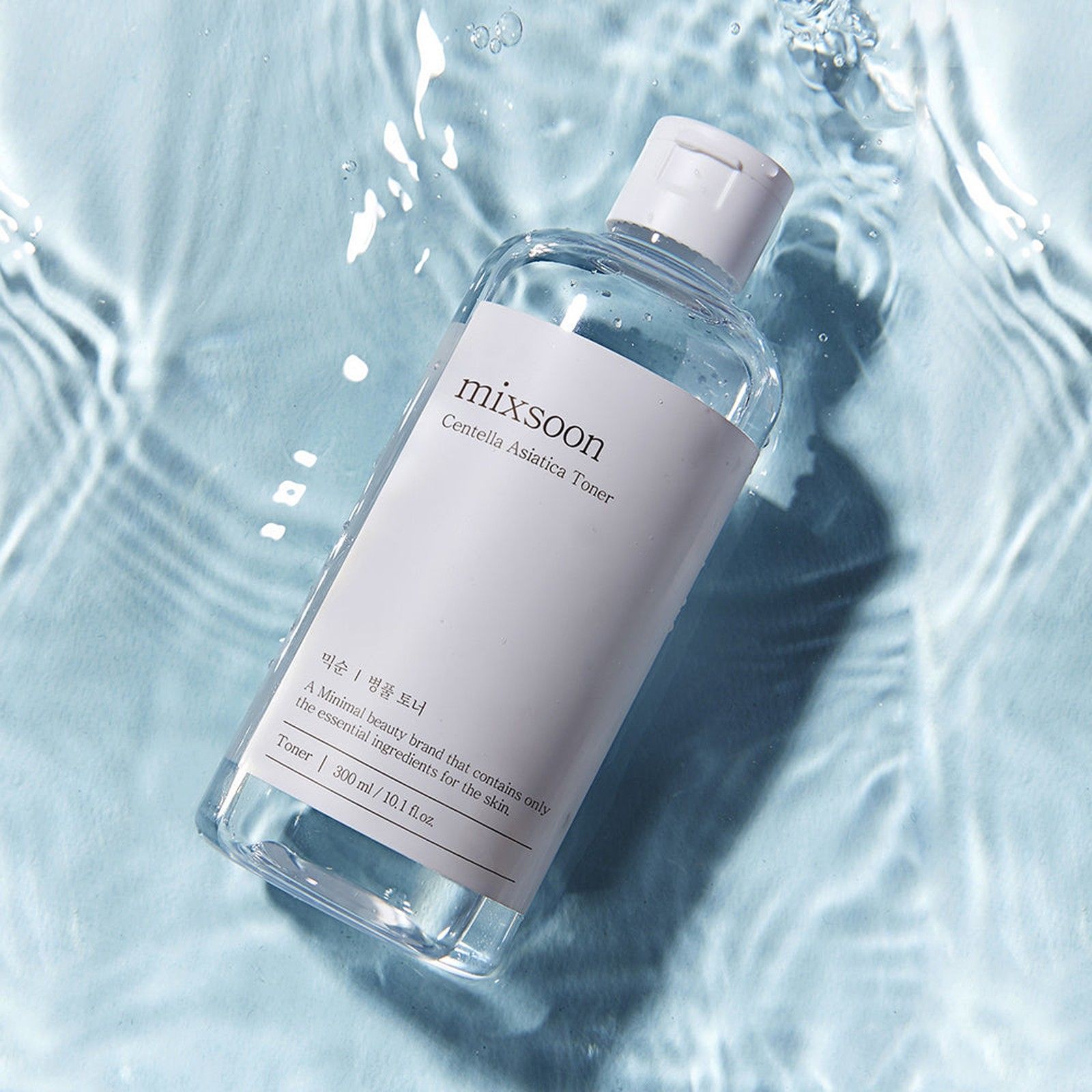 mixsoon Centella Asiatica Toner in klarer Flasche, umgeben von Wasserwellen.