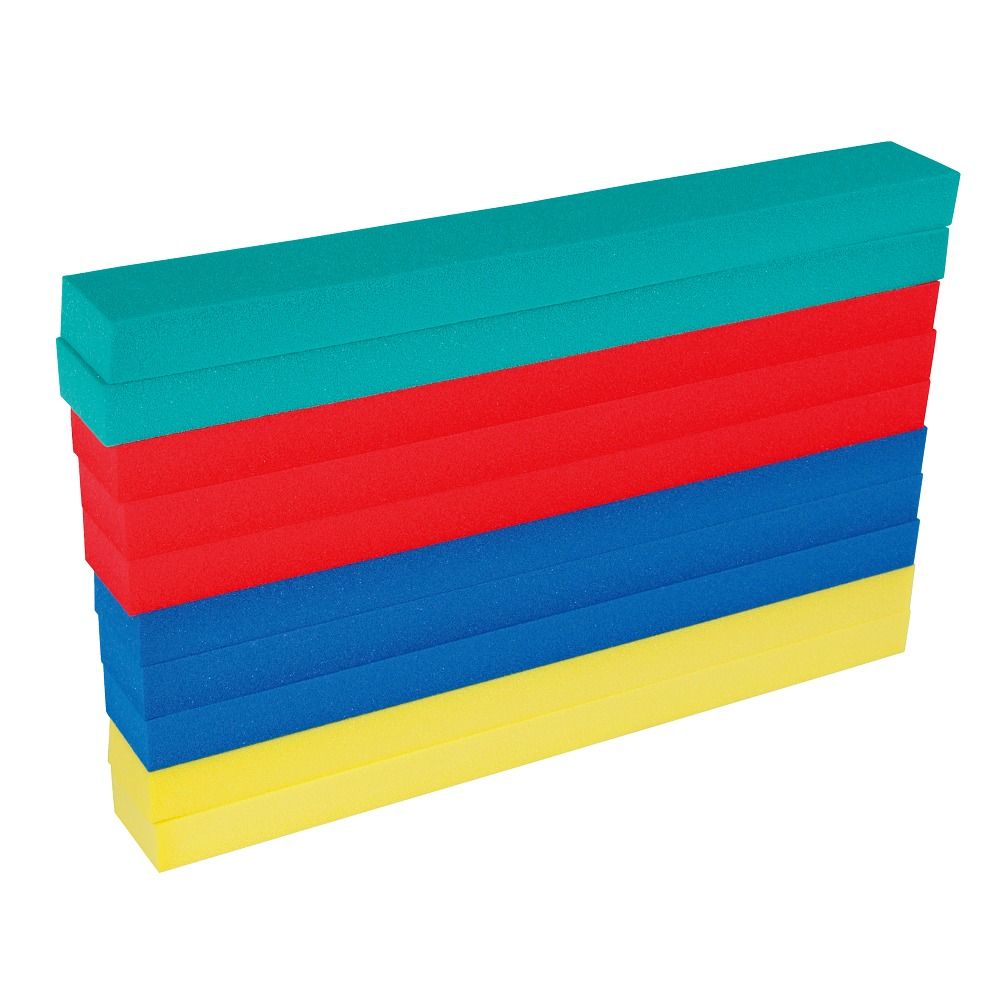 Gestapelte Schaumstoffbausteine in Grün, Rot, Blau und Gelb. Die Bausteine sind rechteckig.