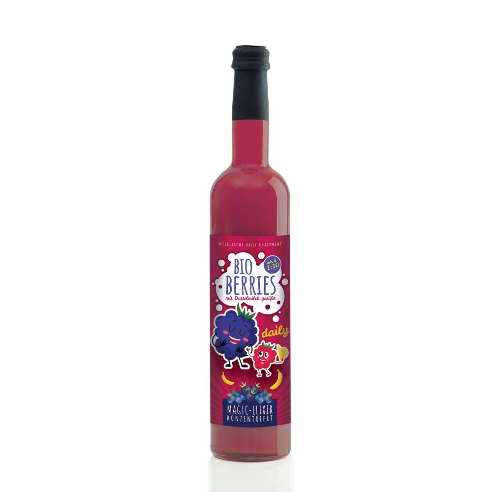 Flasche mit roter Flüssigkeit. Etikett mit "BIO BERRIES" und Illustrationen von Früchten. Schwarzer Verschluss.