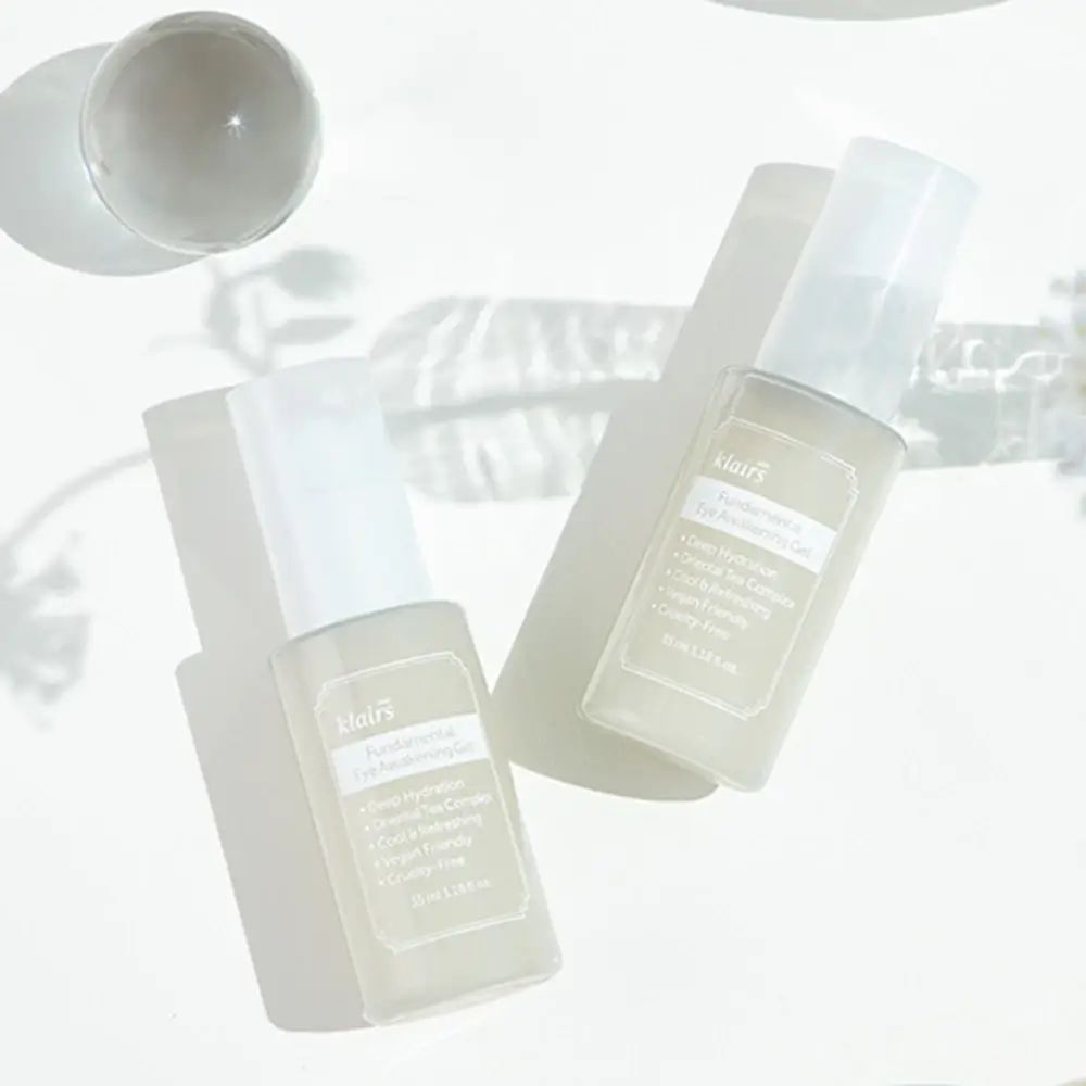 Zwei Tuben mit weißem Deckel. Aufschrift: "Fundamental Eye Awakening Gel" und "klairs".