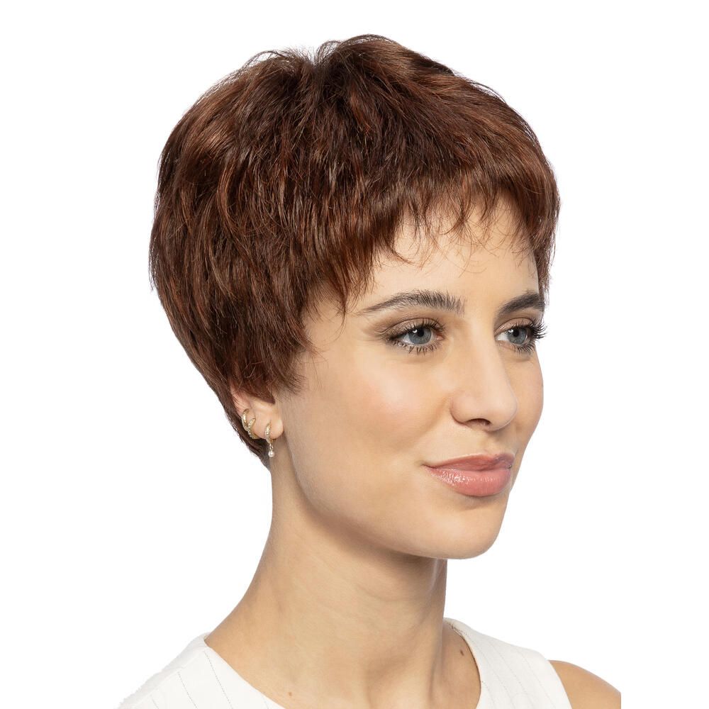 Kurzhaarperücke, rotbraun, mit Pony, frontal. Frau mit hellen Augen und Ohrringen. Auf weißem Hintergrund.