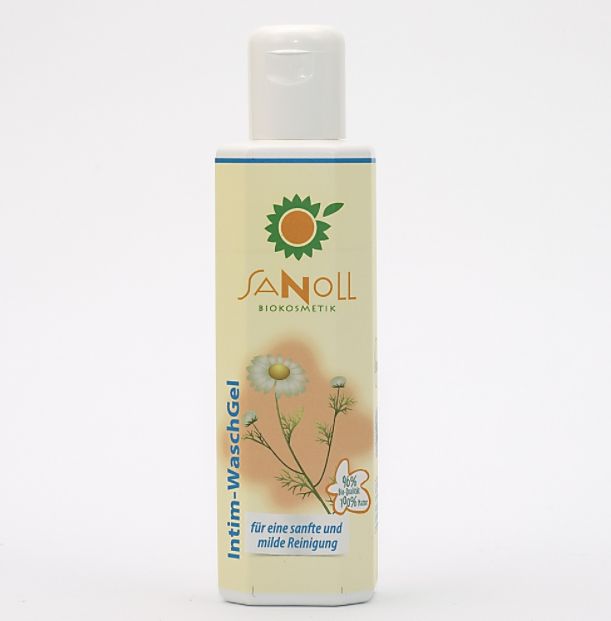 Sanoll Biokosmetik Intim gel lavant. Flacon cylindrique avec bouchon à clapet blanc. L'étiquette porte la mention "SANOLl Biokosmetik" et "Intim-WaschGel". Il y a une illustration d'une fleur de camomille et l'inscription "für eine sanfte und milde Reinigung".