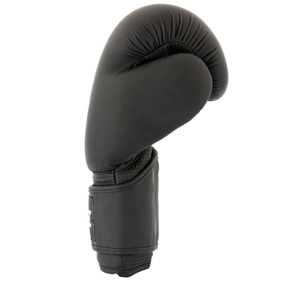 Schwarzer Boxhandschuh, Seitenansicht. Der Handschuh hat eine gepolsterte Oberfläche und einen Klettverschluss.