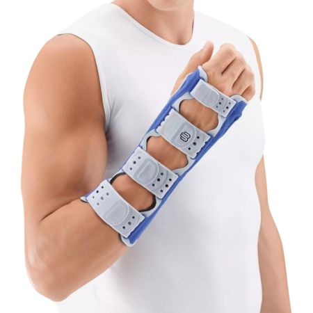 Handgelenkorthese ManuLoc long, blau-weiß, am Arm einer Person. Klettverschlüsse.