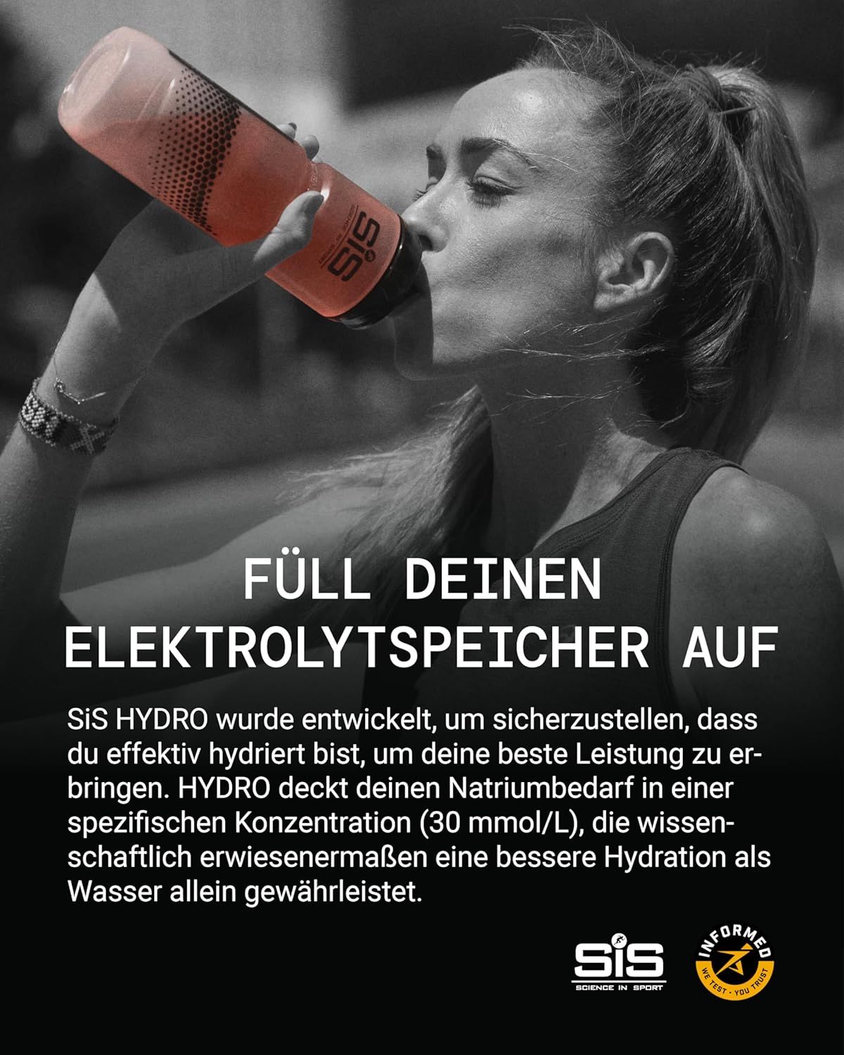 Frau trinkt aus einer SIS-Flasche. Aufschrift: SIS Hydro. Hintergrund: Schwarz-Weiß-Foto.