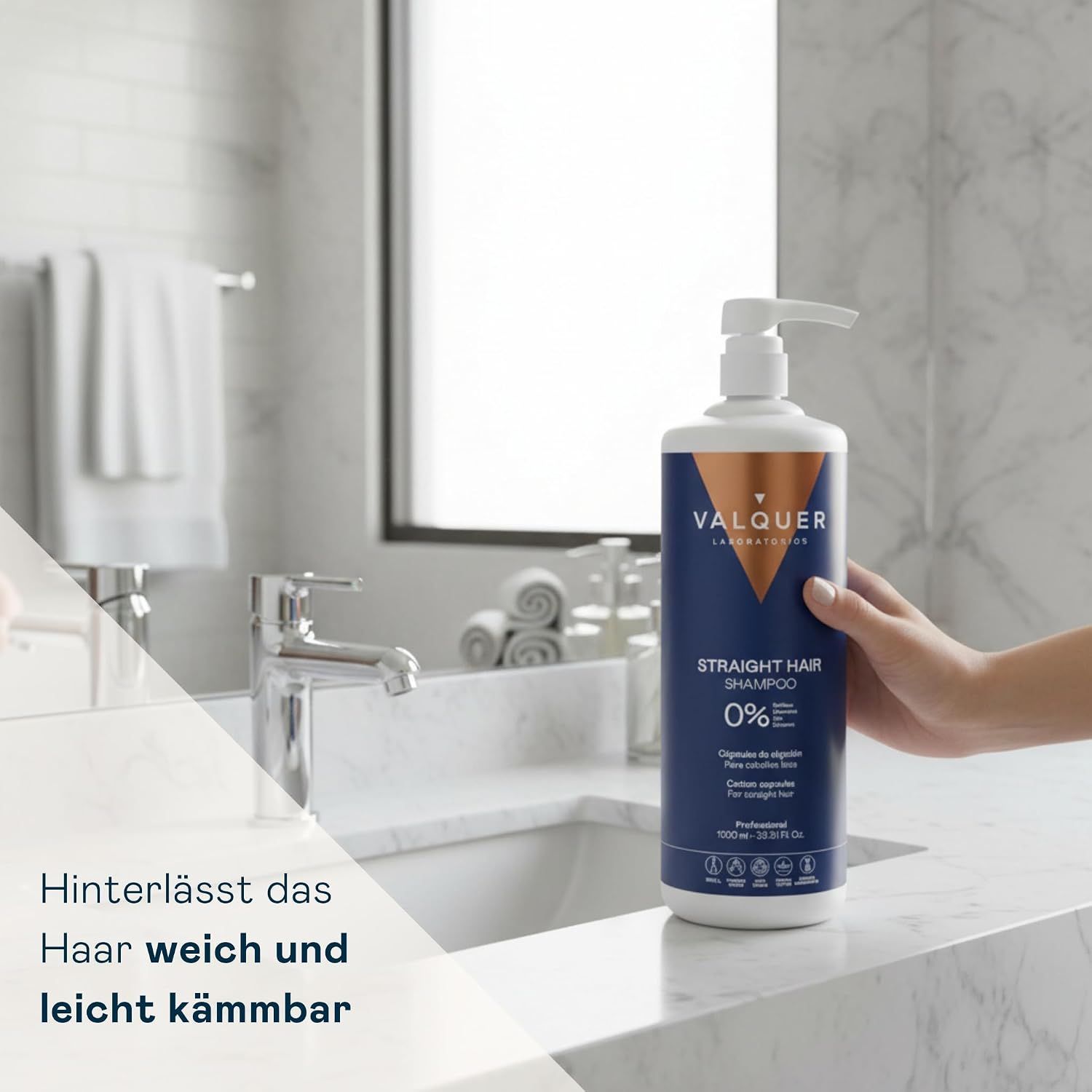 Eine Hand hält eine Flasche Valquer Straight Hair Shampoo in einem Badezimmer. Hinterlässt das Haar weich und leicht kämmbar.