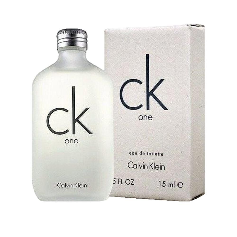 Flakon und Verpackung von Calvin Klein CK One. Weißes Glas, silberner Verschluss, schwarzes Logo. Verpackung mit Logo und Text.